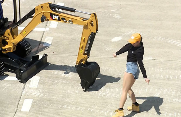 產(chǎn)品廣告-卡特彼勒小挖